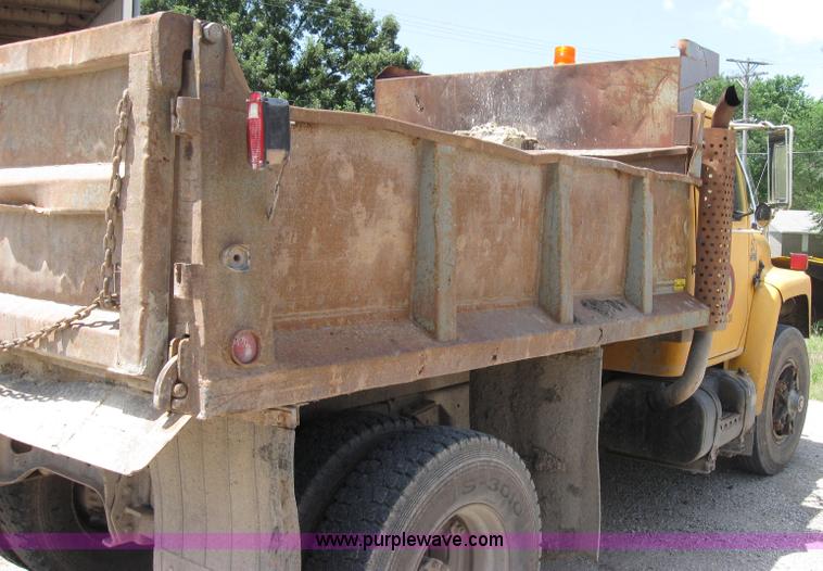 image for item 2048 1986 International 1754 dump truck