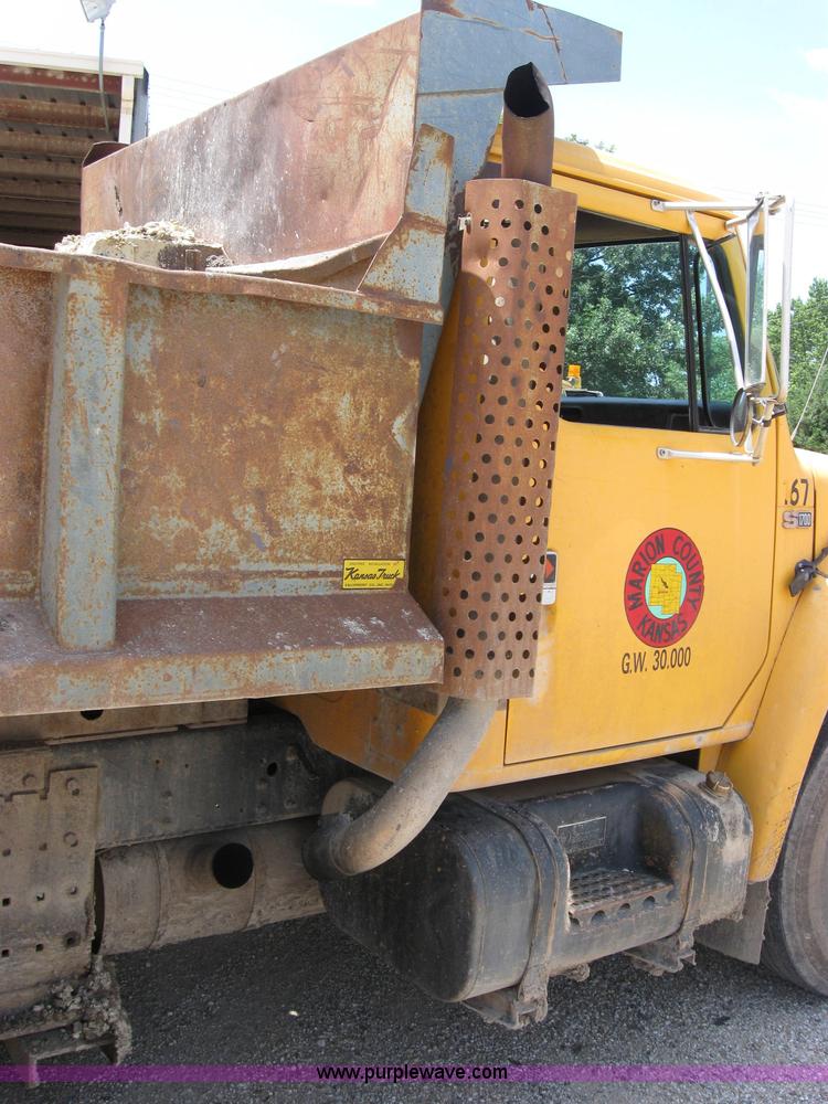 image for item 2048 1986 International 1754 dump truck