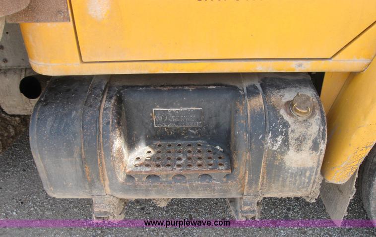 image for item 2048 1986 International 1754 dump truck