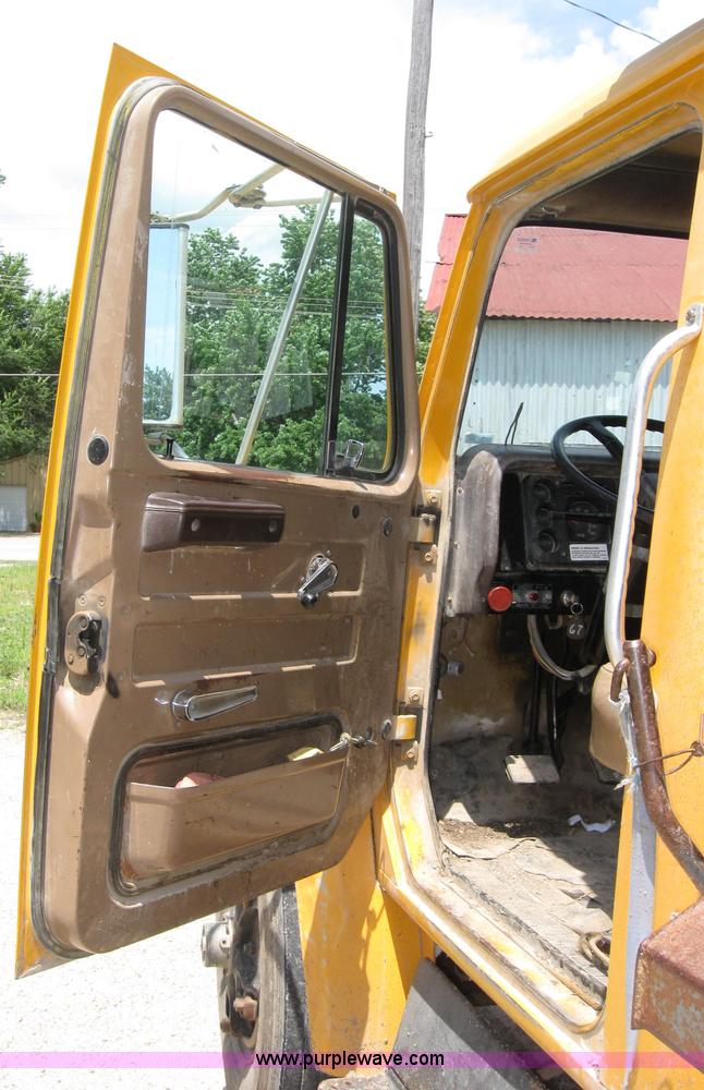 image for item 2048 1986 International 1754 dump truck