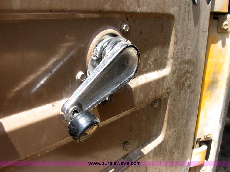 image for item 2048 1986 International 1754 dump truck