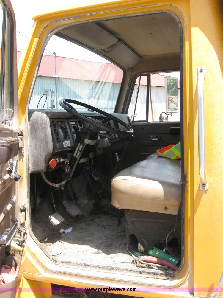 image for item 2048 1986 International 1754 dump truck