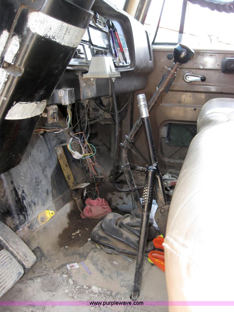 image for item 2048 1986 International 1754 dump truck