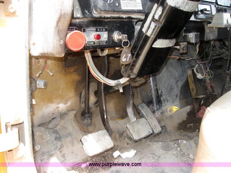 image for item 2048 1986 International 1754 dump truck