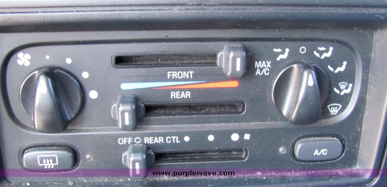 image for item 3380 1999 Ford Windstar LX