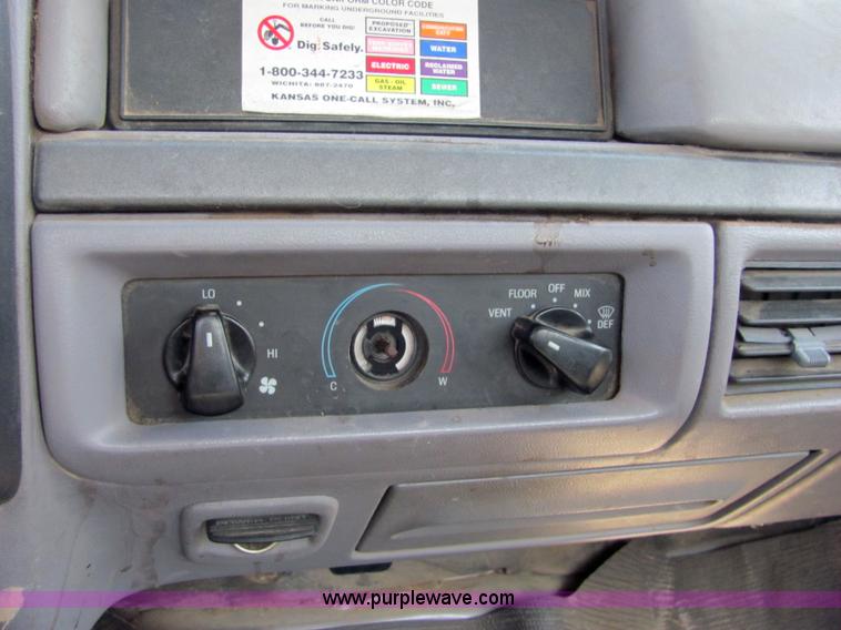 image for item 4655 1994 Ford F250 XL pickup truck