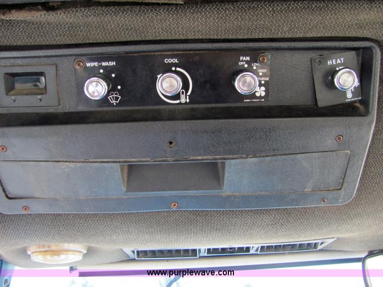 image for item 4704 1986 Ford 6610 tractor