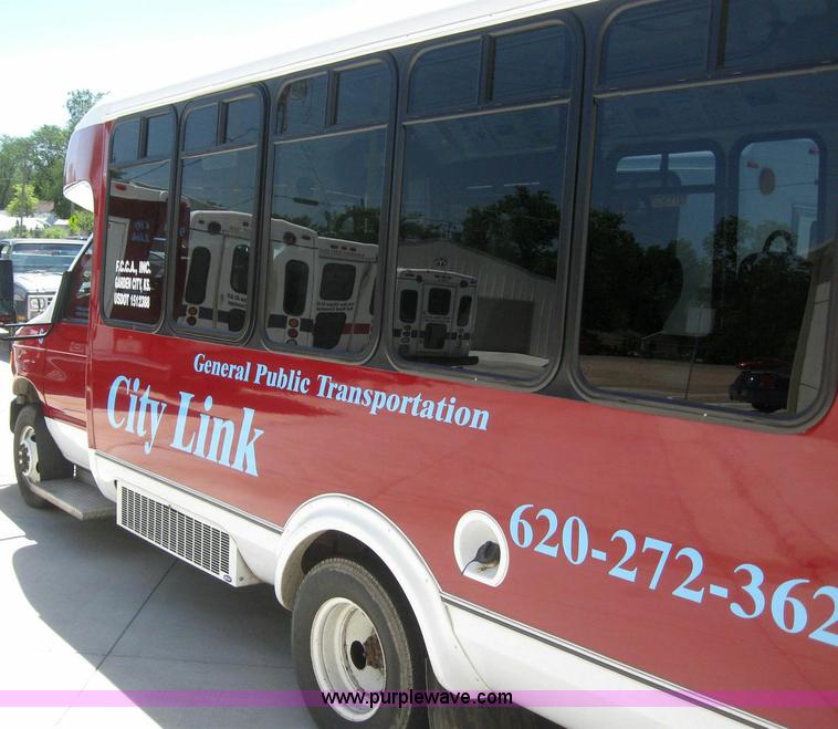 image for item 6853 2007 Ford E450 Super Duty transit bus