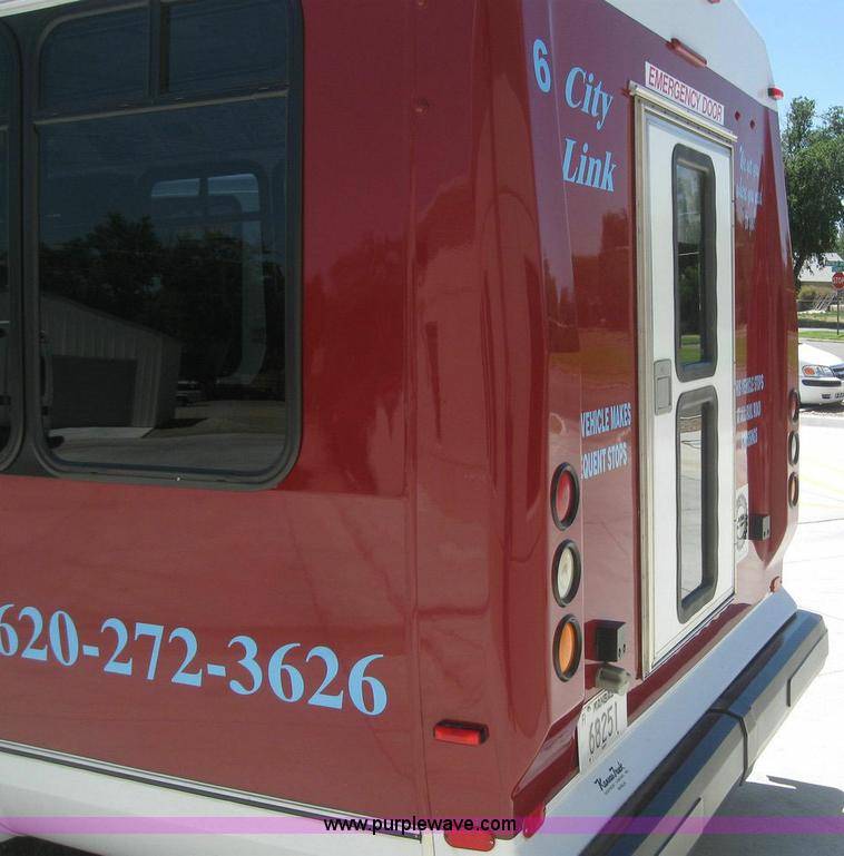 image for item 6853 2007 Ford E450 Super Duty transit bus