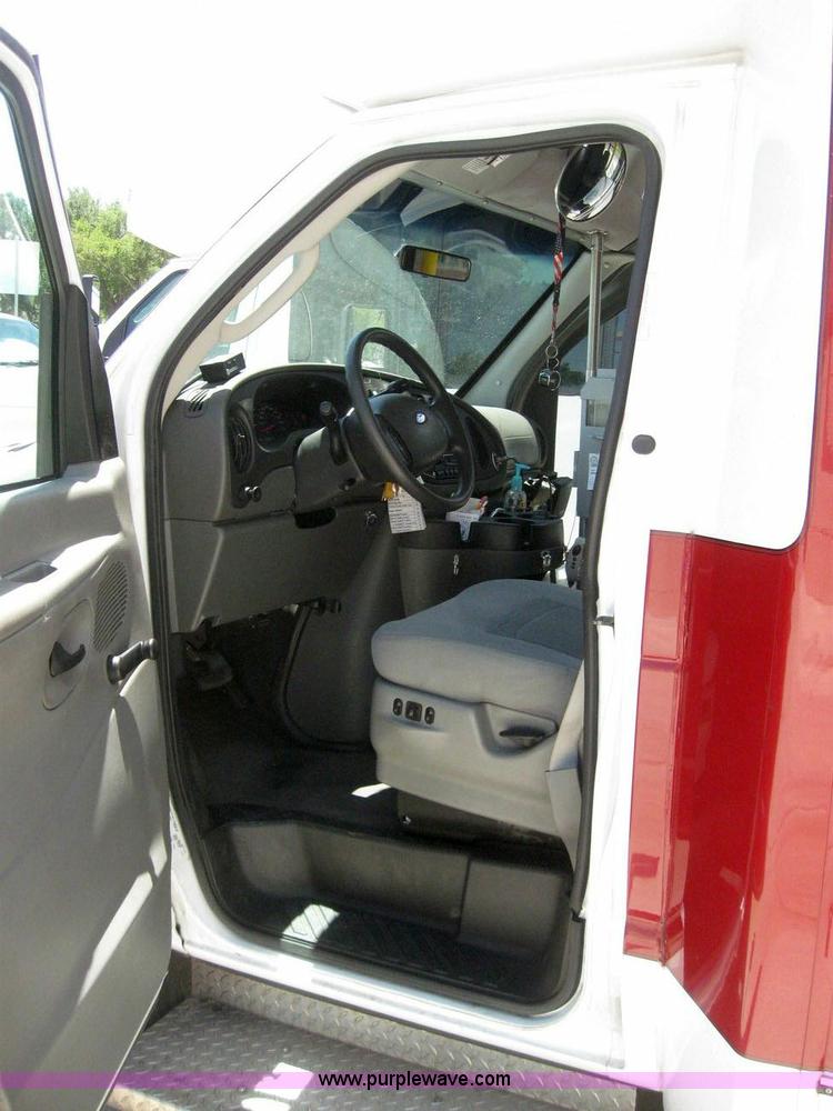 image for item 6853 2007 Ford E450 Super Duty transit bus