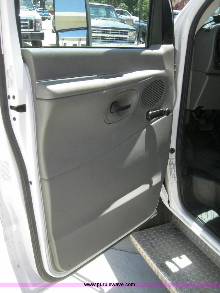 image for item 6853 2007 Ford E450 Super Duty transit bus