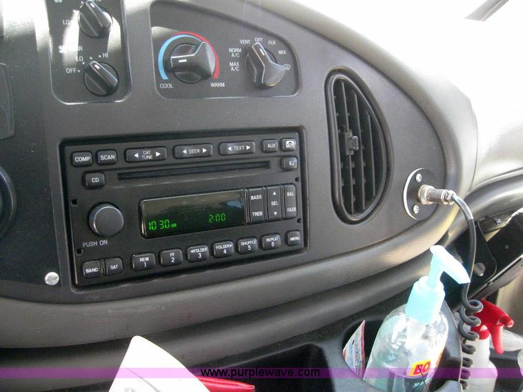 image for item 6853 2007 Ford E450 Super Duty transit bus