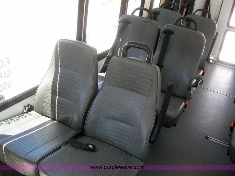 image for item 6853 2007 Ford E450 Super Duty transit bus