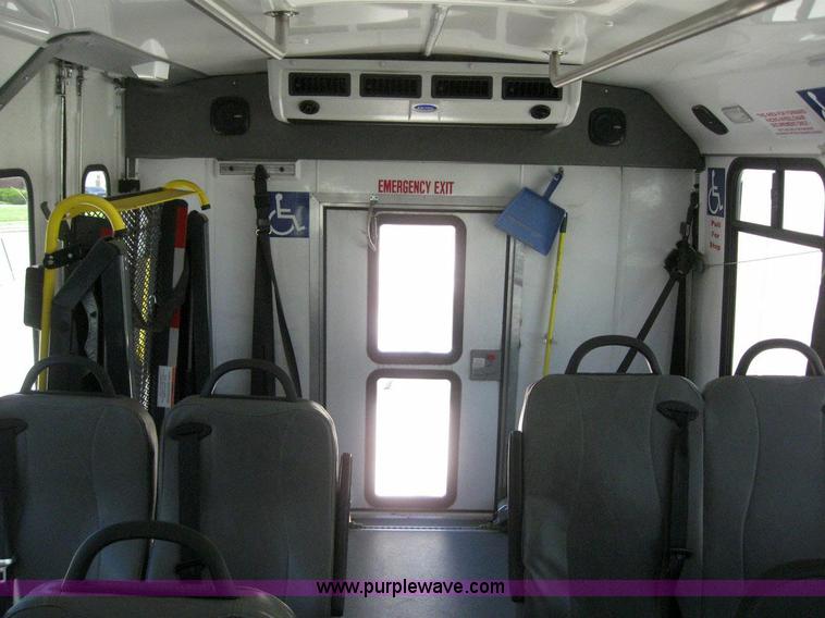 image for item 6853 2007 Ford E450 Super Duty transit bus