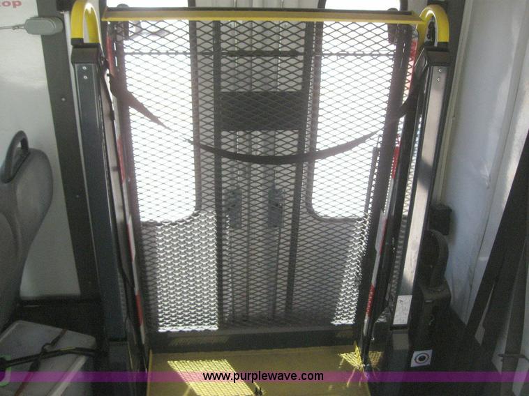 image for item 6853 2007 Ford E450 Super Duty transit bus