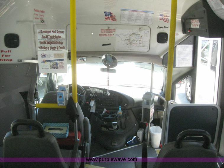 image for item 6853 2007 Ford E450 Super Duty transit bus
