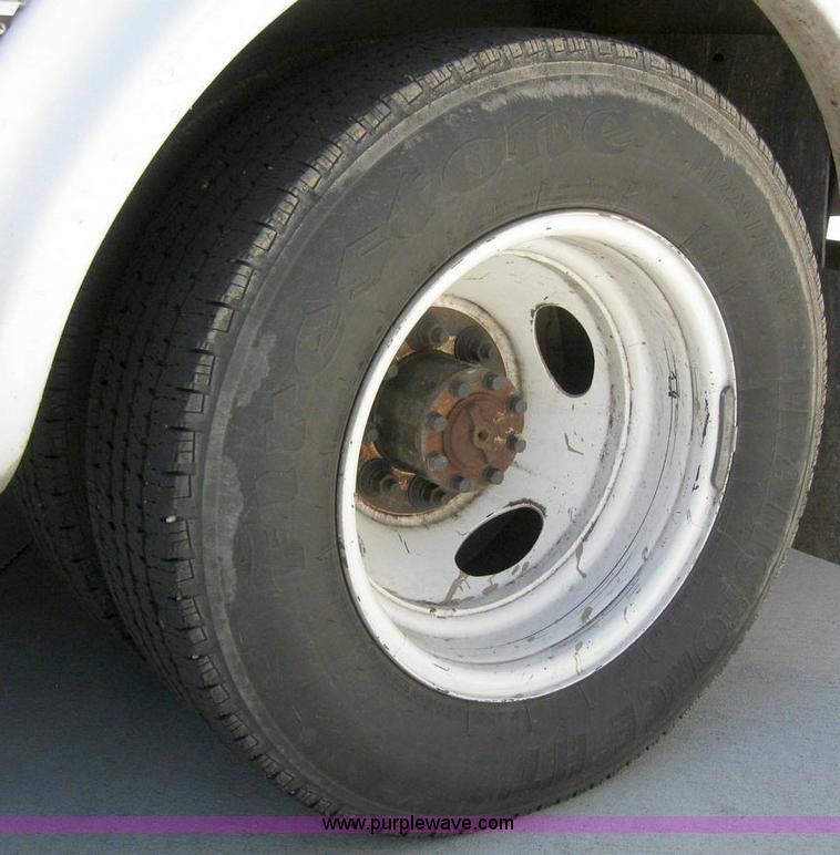 image for item 6853 2007 Ford E450 Super Duty transit bus