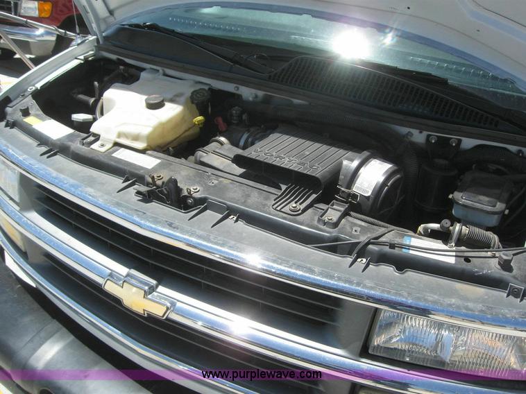 image for item 6855 2002 Chevrolet Express G3500 transit bus