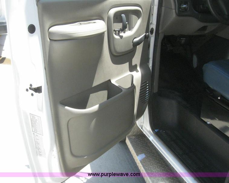 image for item 6857 2000 Chevrolet Express G3500 transit bus