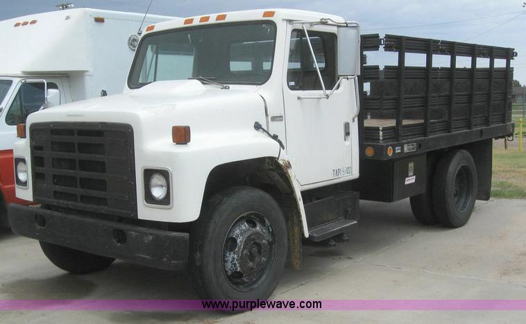 image for item 6990 1980 International 1700 flatbed truck