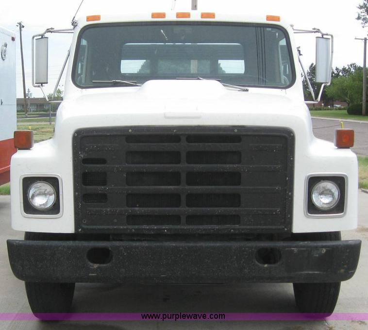 image for item 6990 1980 International 1700 flatbed truck