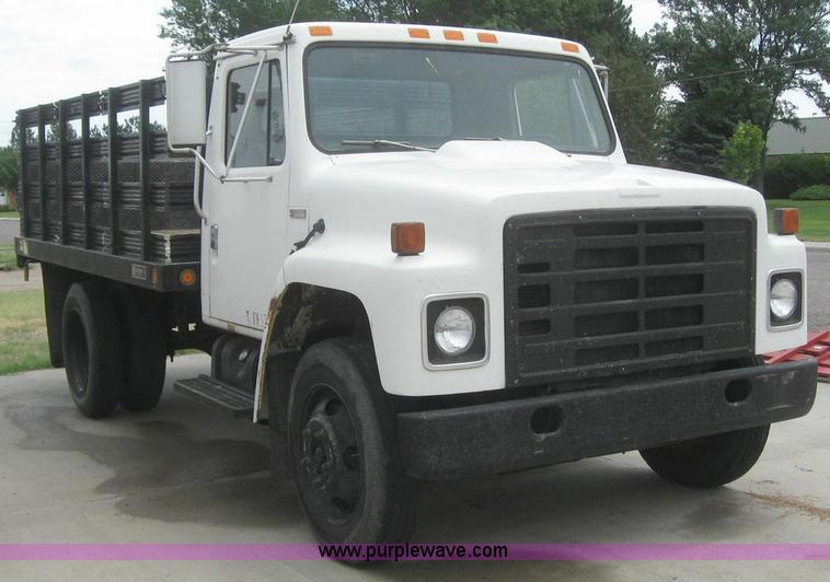 image for item 6990 1980 International 1700 flatbed truck