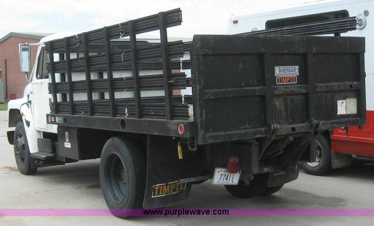 image for item 6990 1980 International 1700 flatbed truck