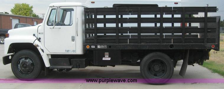 image for item 6990 1980 International 1700 flatbed truck