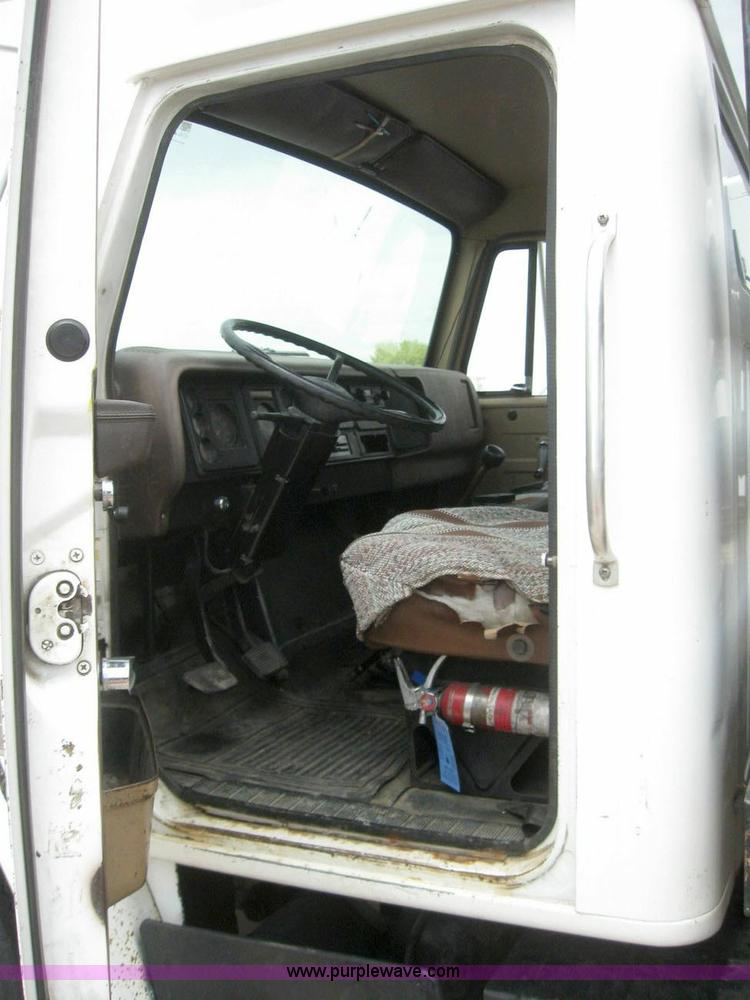 image for item 6990 1980 International 1700 flatbed truck