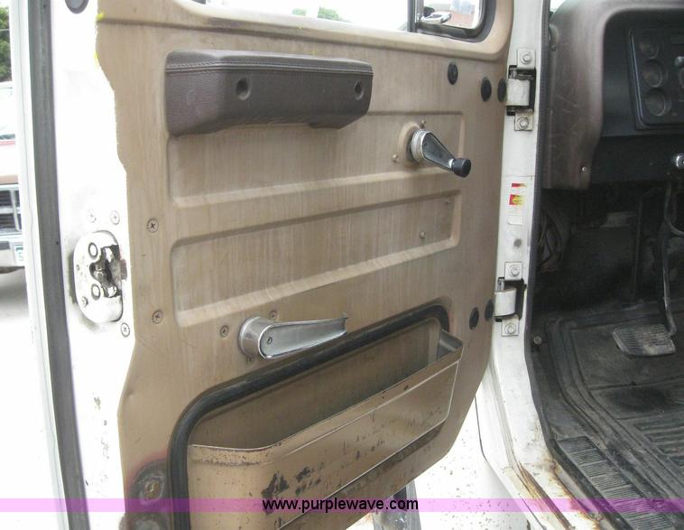 image for item 6990 1980 International 1700 flatbed truck