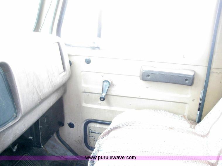 image for item 6990 1980 International 1700 flatbed truck