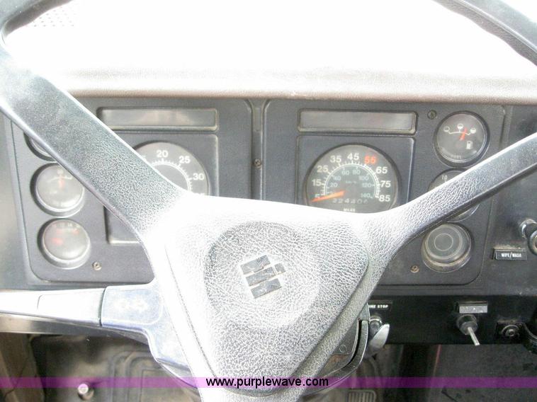 image for item 6990 1980 International 1700 flatbed truck