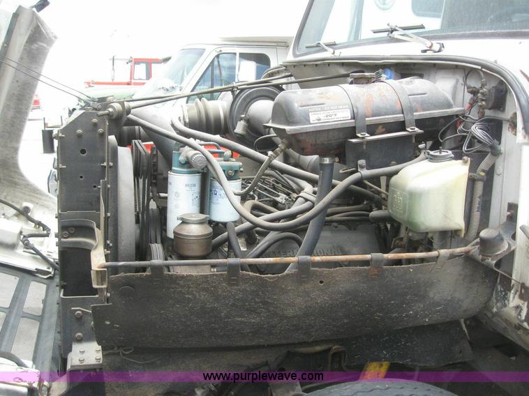 image for item 6990 1980 International 1700 flatbed truck