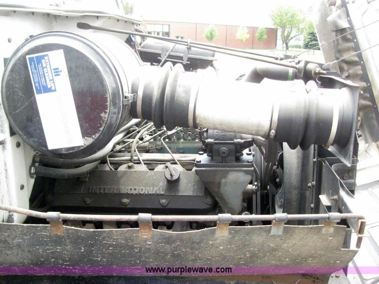 image for item 6990 1980 International 1700 flatbed truck