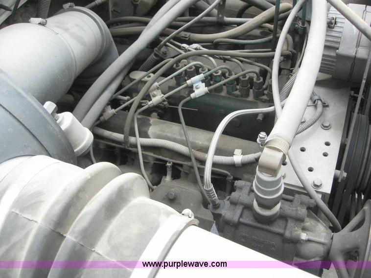 image for item 6990 1980 International 1700 flatbed truck