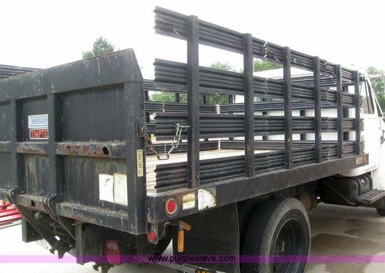 image for item 6990 1980 International 1700 flatbed truck
