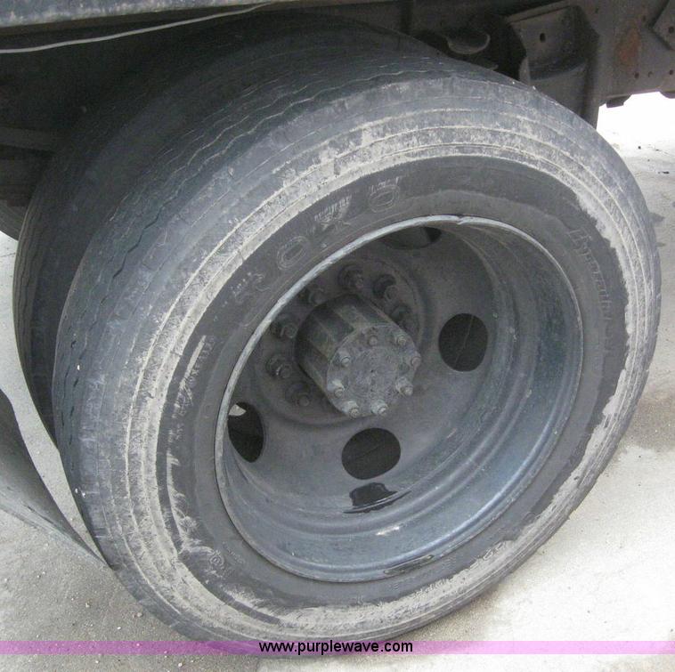 image for item 6990 1980 International 1700 flatbed truck