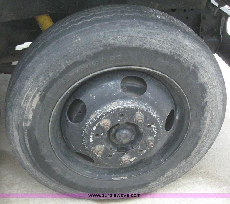 image for item 6990 1980 International 1700 flatbed truck