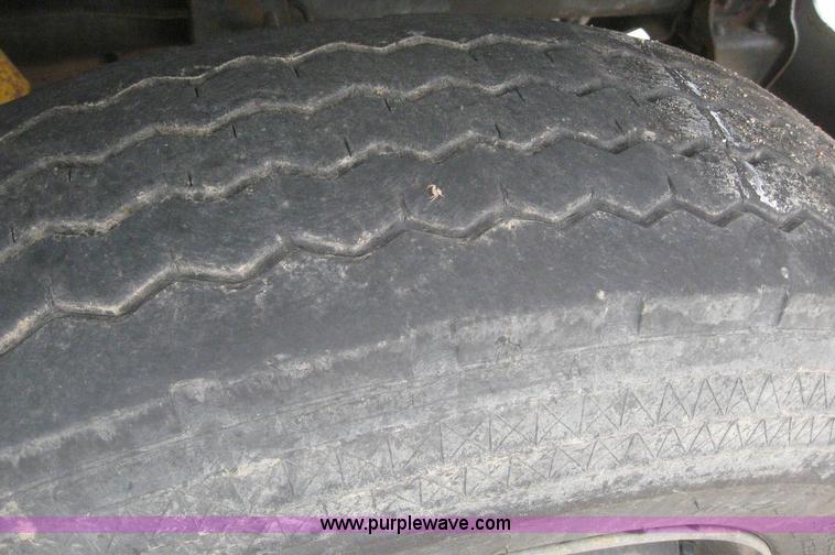 image for item 6990 1980 International 1700 flatbed truck