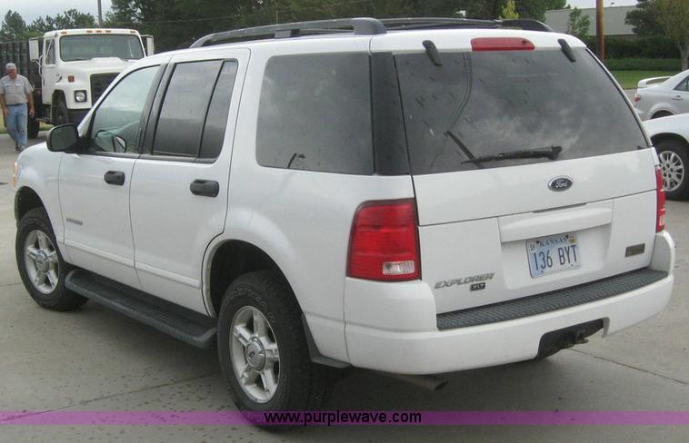 image for item 6998 2004 Ford Explorer