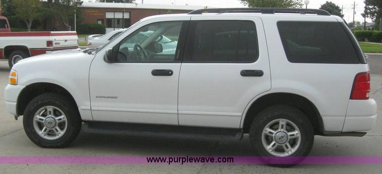 image for item 6998 2004 Ford Explorer