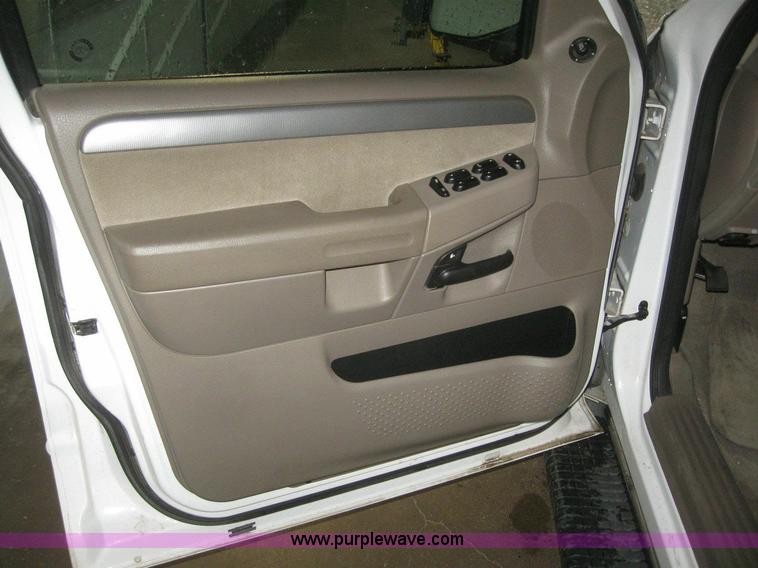 image for item 6998 2004 Ford Explorer