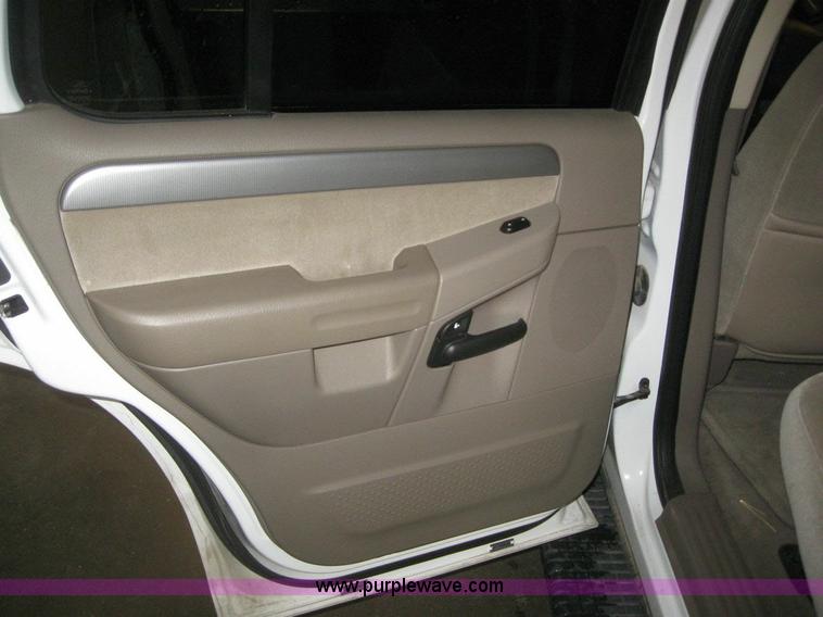 image for item 6998 2004 Ford Explorer