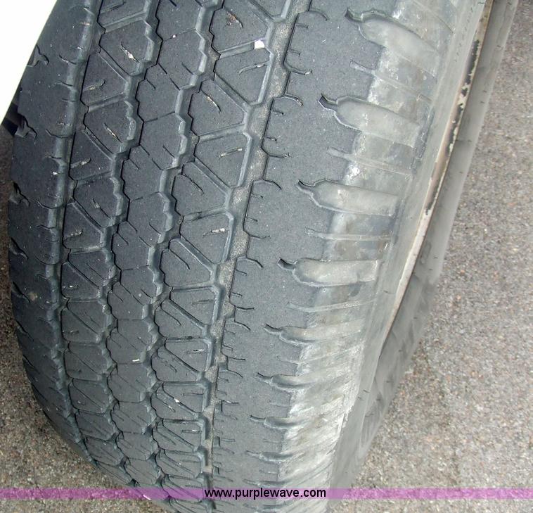 image for item 7112 1999 Ford F250 XL pickup truck