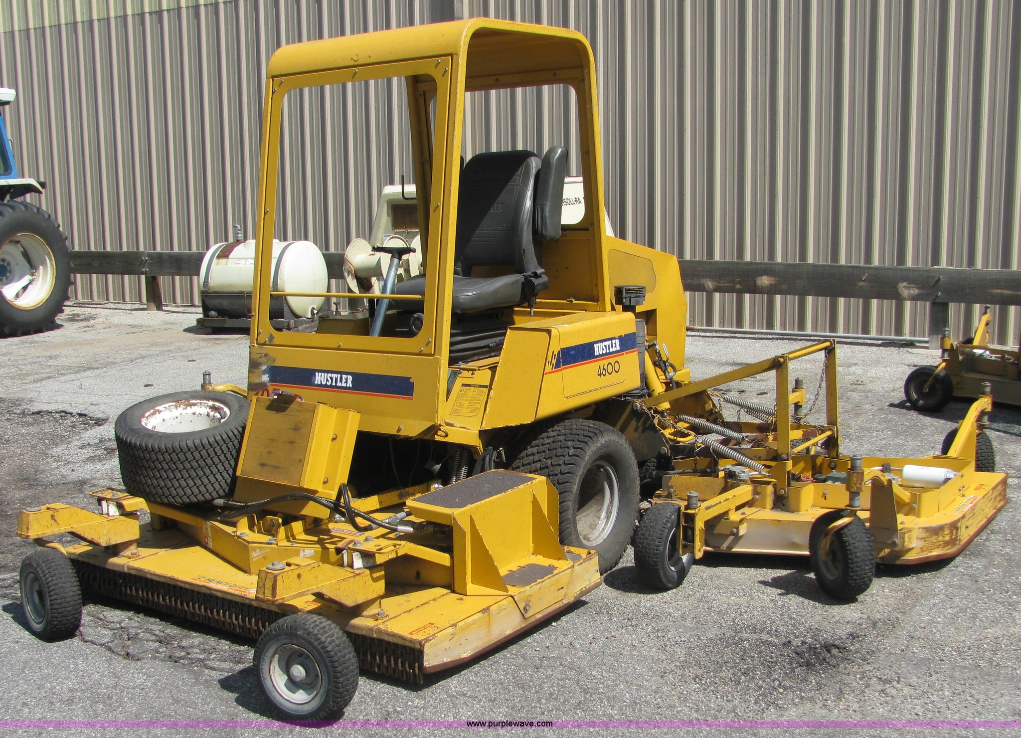 2004 Hustler 4600 mower in Hutchinson, KS Item 4701 sold Purple Wave