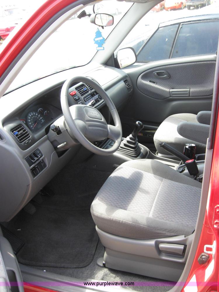 image for item 2185 2002 Chevrolet Tracker