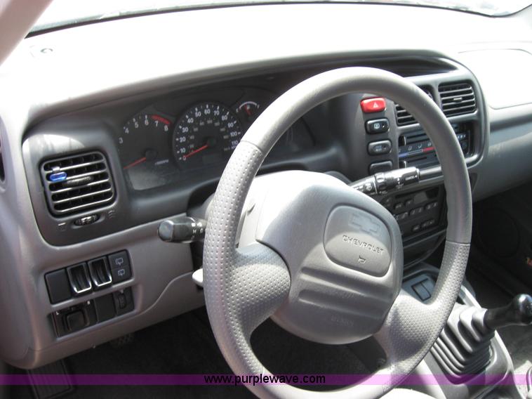 image for item 2185 2002 Chevrolet Tracker