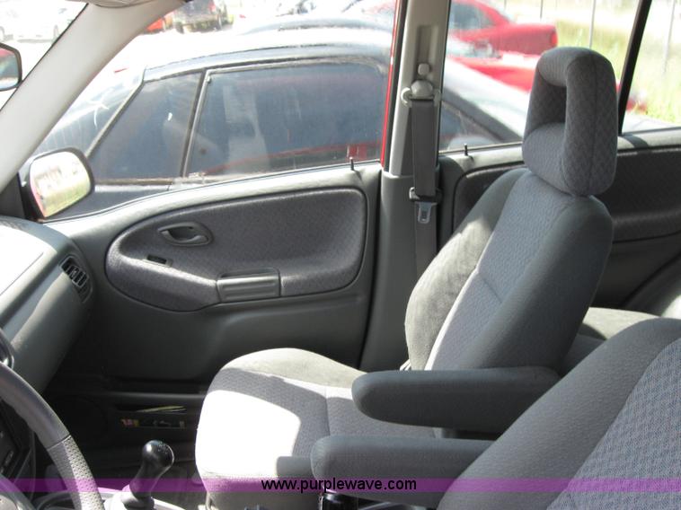 image for item 2185 2002 Chevrolet Tracker