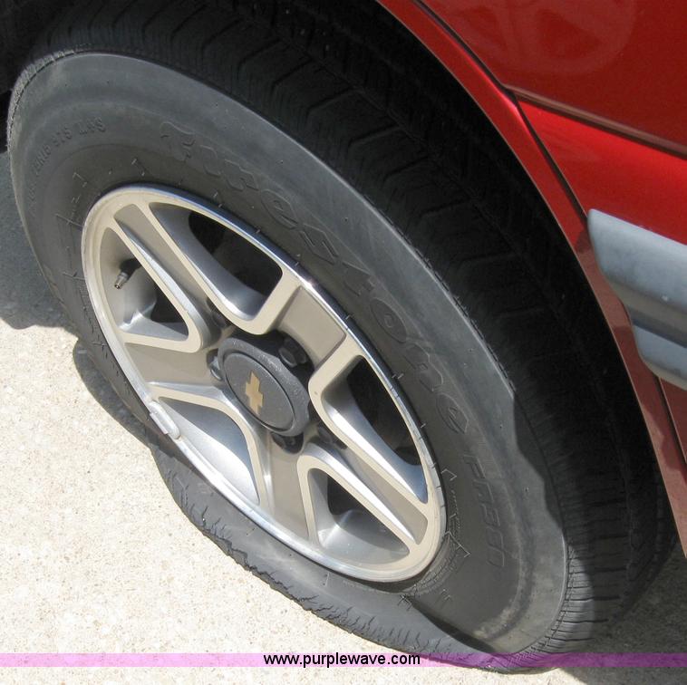 image for item 2185 2002 Chevrolet Tracker