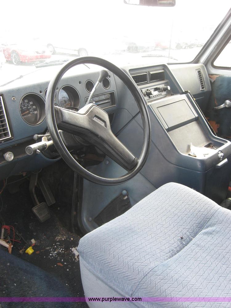 image for item 2220 1983 Chevrolet G10 van
